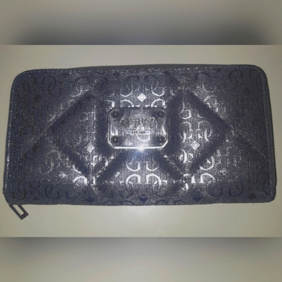 Guess Quilted Zippered Wallet - Picture 4 of 11